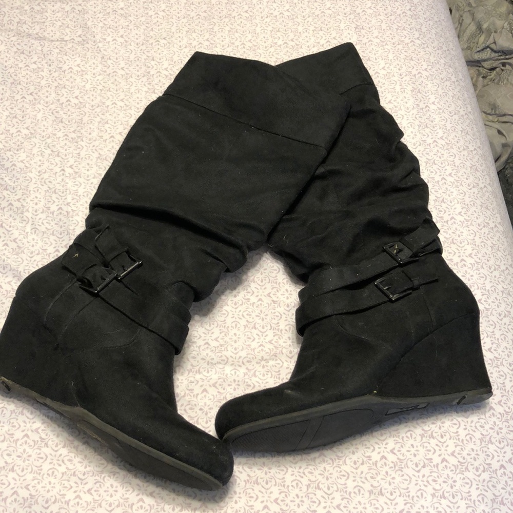 Black knee wedges boots.
